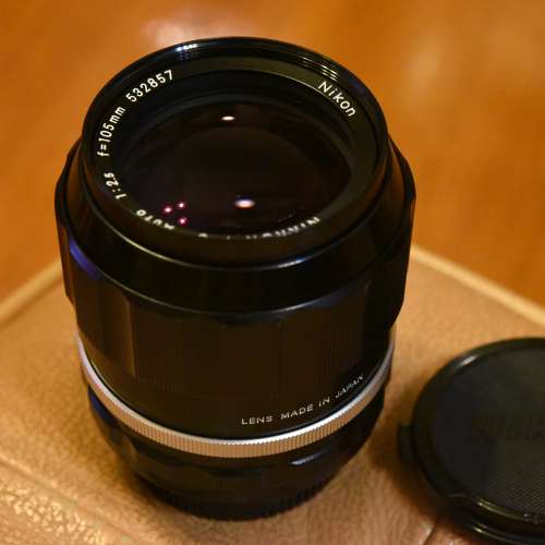 Nikon銘鏡: Nikkor-P.C 105mm新淨手動鏡、原廠遮光罩HS-8及皮鏡筒