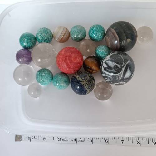 一 箱 天然晶石圓球如照片，連膠箱共重1.45kg 清貨全部連箱售600元， 歡迎出價售給...