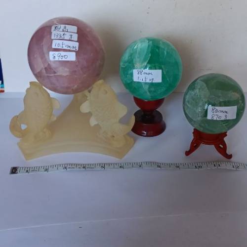 一 手兩個螢石圓球加一個粉晶圓球如照片， 三個圓球共售1500元， 歡迎出價售給有緣...