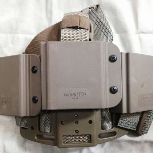 blade tech M4 Triple Thigh Hip Pouch (left)