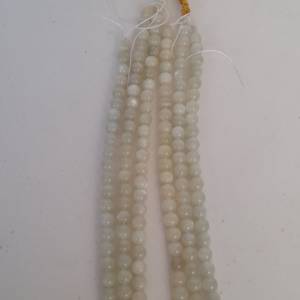 一手三條8mm16寸月亮寶石珠串，清貨價三條共售300元.單一條150元。no.30.5.26