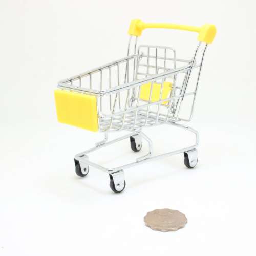 亮黃色與鍍鉻金屬材質的迷你購物車玩具