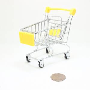 亮黃色與鍍鉻金屬材質的迷你購物車玩具