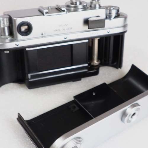 Zorki-4K (Leica 致敬) 底片相機，蘇聯製造 於1970年代， 連Jupiter-8/Industar-50鏡...