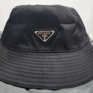 Prada 漁夫帽