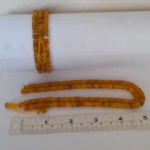 黃翡翠A玉6mm 算盤珠串約22寸，一條用橡筋繩穿成可以作三行手串佩戴帶，另一條用棉...