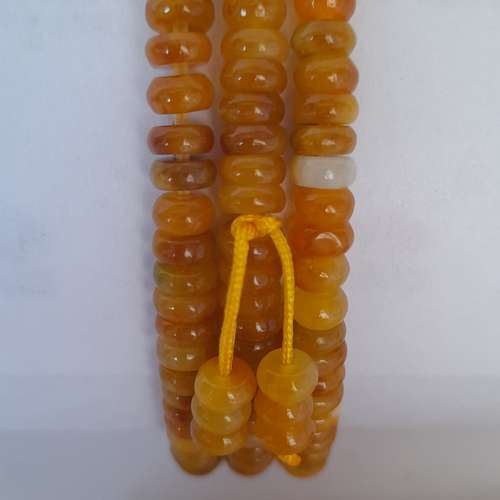 黃翡翠A玉6mm 算盤珠串約22寸，一條用橡筋繩穿成可以作三行手串佩戴帶，另一條用棉...