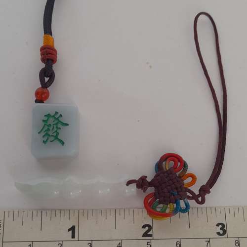 一手兩件A玉小吊件，發字牌文昌筆，亦可作電話繩。兩件共售二百元，單一件一百三十...
