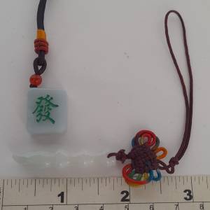 一手兩件A玉小吊件，發字牌文昌筆，亦可作電話繩。兩件共售二百元，單一件一百三十...