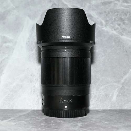 NIKON NIKKOR Z 35mm f/1.8 S (鏡身底邊位有少少甩色)