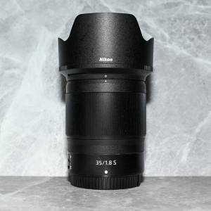 NIKON NIKKOR Z 35mm f/1.8 S (鏡身底邊位有少少甩色)