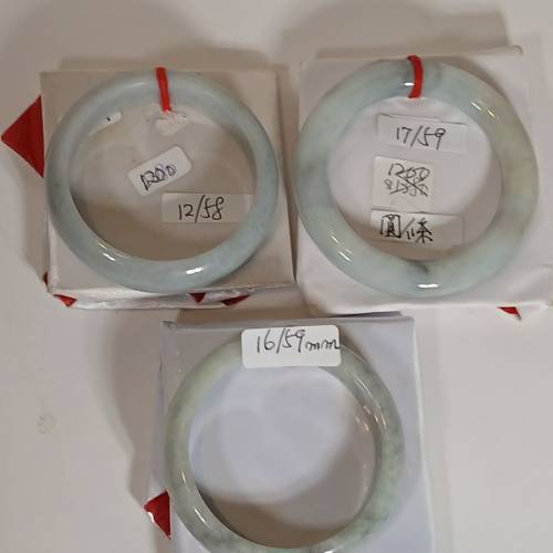 清理 古舊存貨 翡翠a玉手鈪 原價每隻1200元， 現減 售800元， 歡迎出價錢，售給 有...
