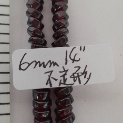 一手兩串天然寶石，石榴石garnet珠串如照片，自行作diy手串頸鏈，兩串共售250元。n...