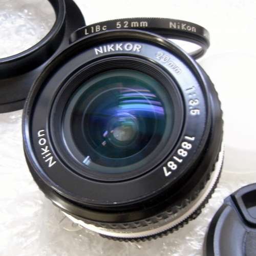 Nikon Nikkor 20mm f/3.5 Ai + Nikon HK-6 Hood