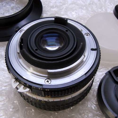 Nikon Nikkor 20mm f/3.5 Ai + Nikon HK-6 Hood