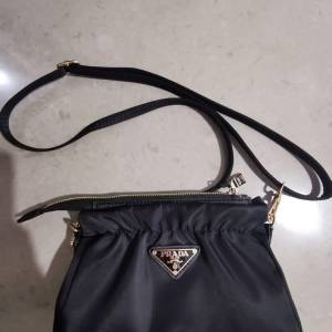 Prada 小袋
