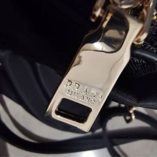 Prada 小袋
