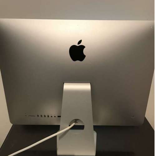 代友出售 iMac 2013  薄機， 21.5'  i5  2.7 GHz  SSD 512 GB