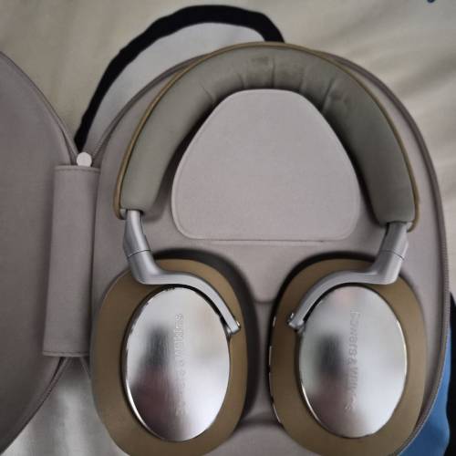 Bower & Wilkins PX 8
