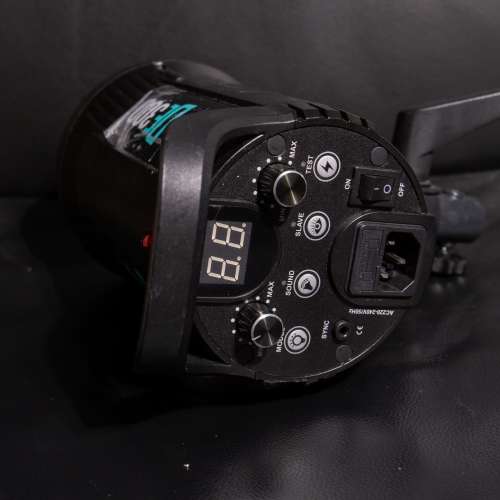 【平售/粗用一流】二手 Godox 神牛 DE300 影樓閃光燈 (300W)  請注意卡口微瑕