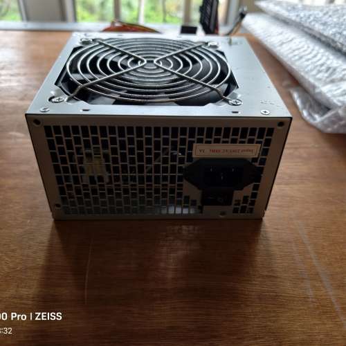 幾乎全新GTR電源火牛530瓦正常使用如圖