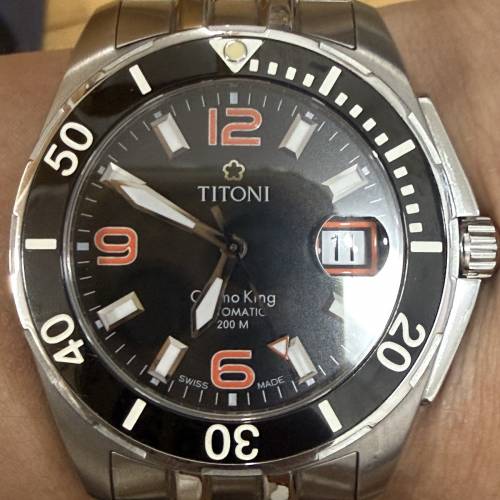 【經典黑橙】TITONI 梅花錶 Cosmo King 宇宙系列潛水錶 獨眼龍日曆 機械錶 $4688
