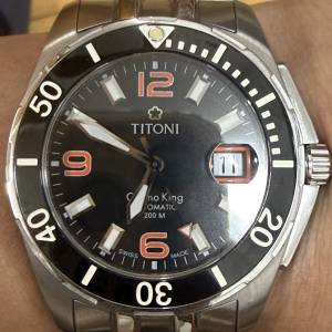 【經典黑橙】TITONI 梅花錶 Cosmo King 宇宙系列潛水錶 獨眼龍日曆 機械錶 $4688