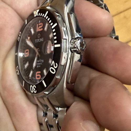 【經典黑橙】TITONI 梅花錶 Cosmo King 宇宙系列潛水錶 獨眼龍日曆 機械錶 $4688