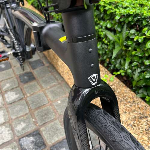 亮光黑色 40T 飛輪 2026 JAVA NEO 9速 油剎桶軸 碳叉 20吋406 鋁合金折叠車 （三折...