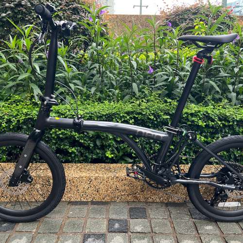 亮光黑色 40T 飛輪 2026 JAVA NEO 9速 油剎桶軸 碳叉 20吋406 鋁合金折叠車 （三折...