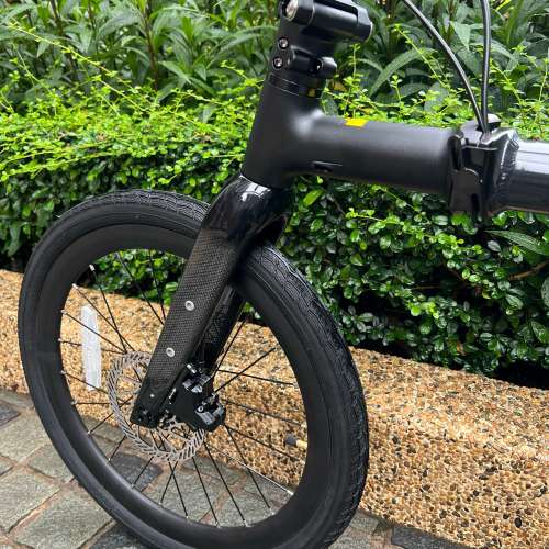 亮光黑色 40T 飛輪 2026 JAVA NEO 9速 油剎桶軸 碳叉 20吋406 鋁合金折叠車 （三折...