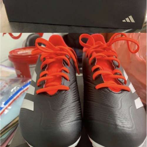 Adidas足球釘鞋
