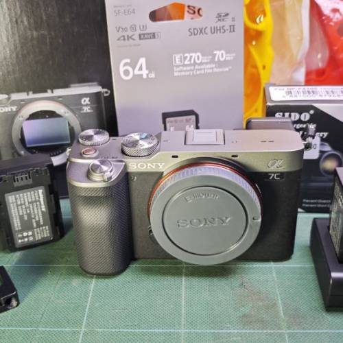 Sony A7C 銀機身九成九新100% work行貨過保配件盒齊送四副電64GB卡L快装板電叉座兩...