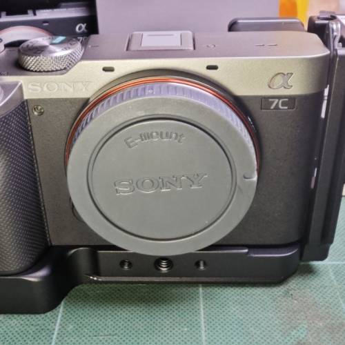 Sony A7C 銀機身九成九新100% work行貨過保配件盒齊送四副電64GB卡L快装板電叉座兩...