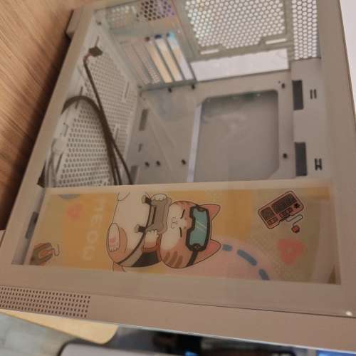 七彩虹matx meow機箱，連argb燈板