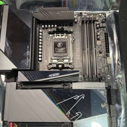技嘉X870 E Aorus雙通道
