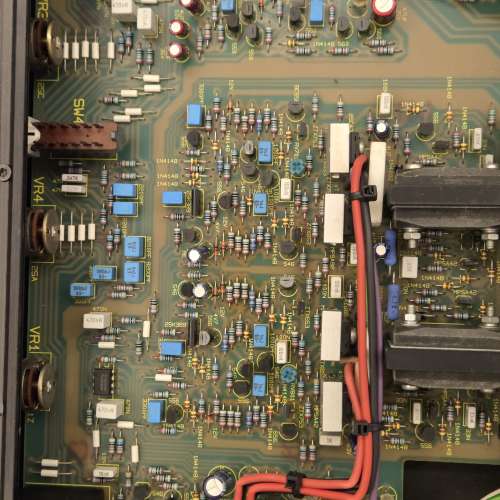 英國 Audiolab 8000A 合併擴音機（已經用清潔劑抹乾淨）