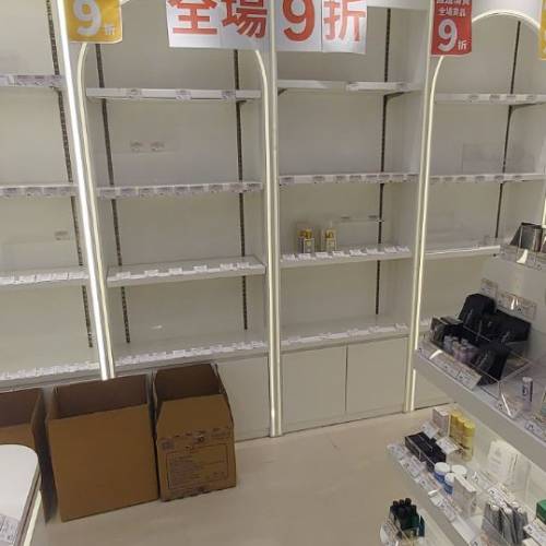 白色陳列櫃