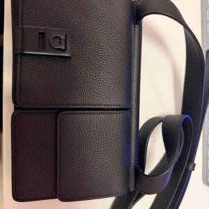 Salvatore Ferragamo 黑色斜挎包