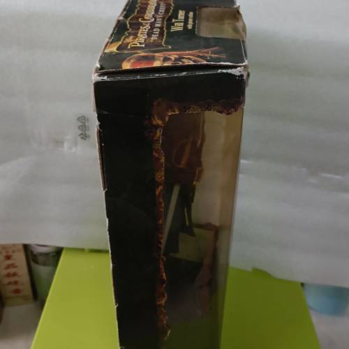 海盗王figure,超過12寸高，收藏多年，外表盒残舊有損，清位放售$180（鑽石山至佐敦...