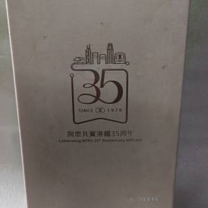全新港鐵35週年禮盒，連同兩張92、94年通用儲值票，外盒已有歲月痕跡，港鐵迷值得收...