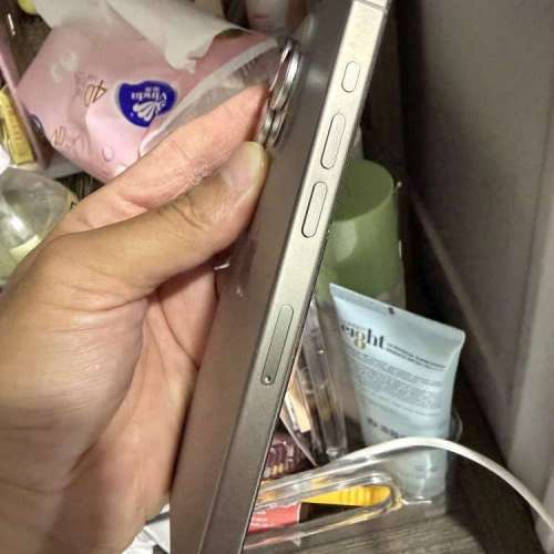 iPhone 15pro 256gb,港行雙卡，備機少用，電池健康度100，屏小花，所有功能正常！