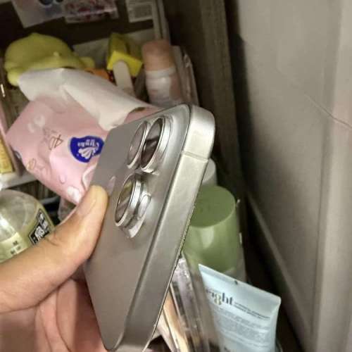 iPhone 15pro 256gb,港行雙卡，備機少用，電池健康度100，屏小花，所有功能正常！