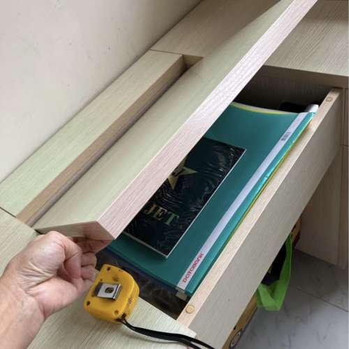 免費9成新實木枱：書枱或化妝枱