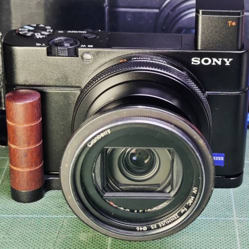 Sony RX100 VII M7九成九新100% work行貨過保原廠電池配件盒齊送五副電64GB卡兩手柄...