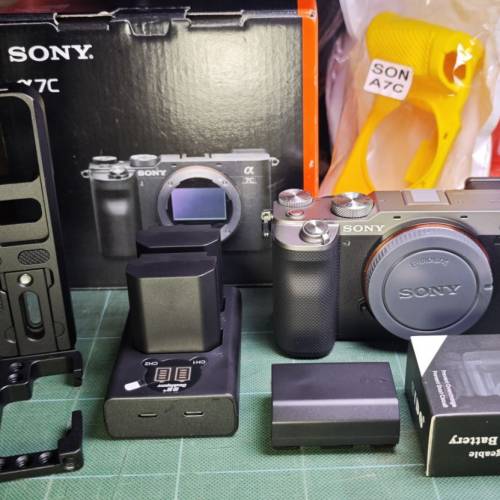 Sony A7C 銀機身九成新100% work行貨過保配件盒齊送四副電64GB卡L快装板電叉座兩保護...