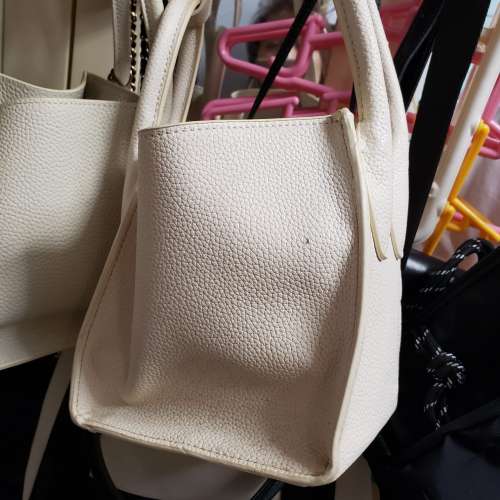 女性米白色皮斜背小包. 屯門自取