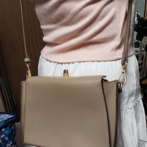 女性斜背包包. 屯門可取。