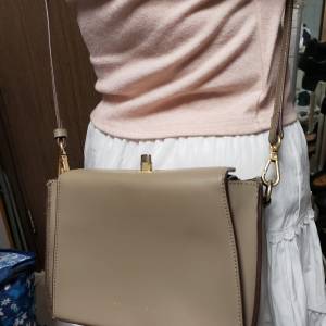 女性斜背包包. 屯門可取。