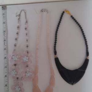 一手三條天然粉晶/黑瑪瑙晚裝頸鏈，16/18吋如照片，每條三百八十元，三條共售八百...